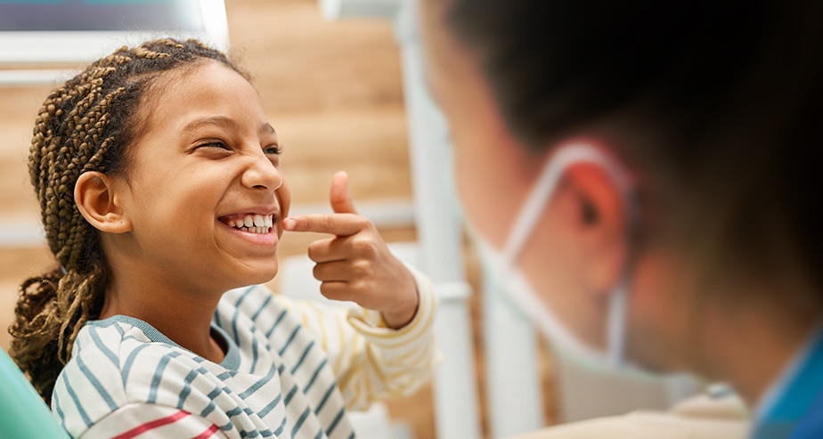 Children explaining teeth to dentist