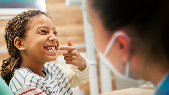 Children explaining teeth to dentist